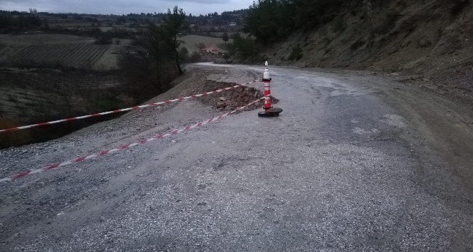 Manisa’da göçen yolu ekipler tarafından onarıldı