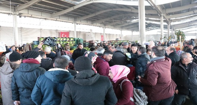Kırşehir Belediyesi, pazar yerinde bez çanta dağıttı