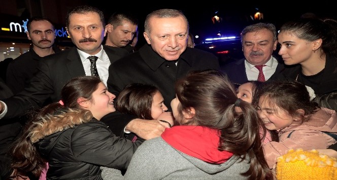 Cumhurbaşkanı Erdoğan, vatandaşlarla çay içip simit yedi