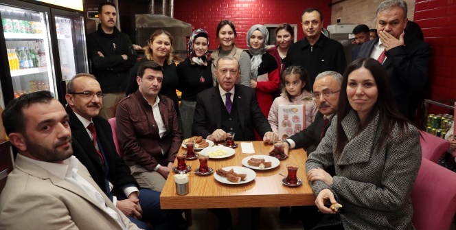 Cumhurbaşkanı Erdoğan, vatandaşlarla çay içip simit yedi