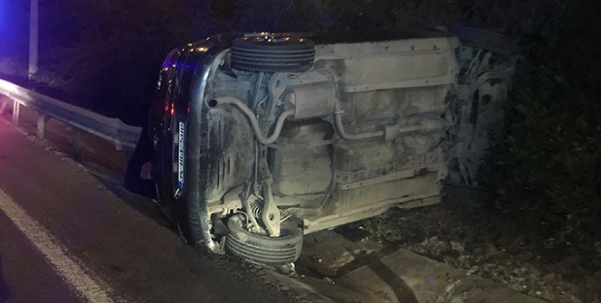 Üsküdar’da otomobil bariyerlere çarptı