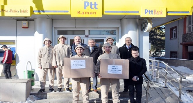 Sınır birliklerinde görevli askerler için öğrencilerin ördüğü atkılar yollandı