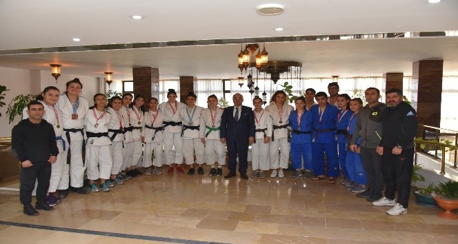 Başkan Kayda, başarılı judocuları kutladı