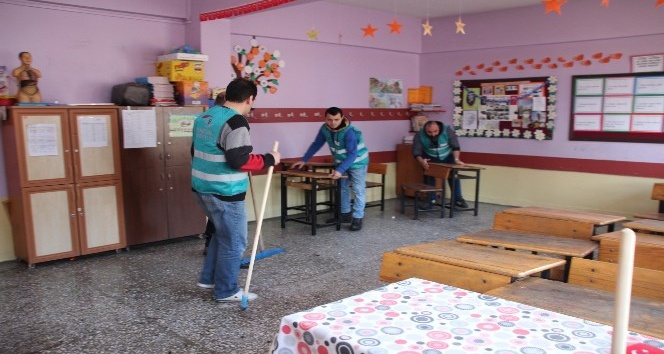 Okulların yarıyıl tatilinde tadilatı ve temizliği hükümlüler tarafından yapılıyor