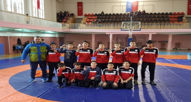 Yerköylü öğrenciler güreş turnuvasında 7 madalya aldı