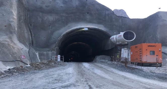 Yusufeli’de tünel çalışmasında üzerine kaya düşen 2 işçi yaralandı