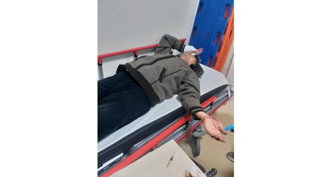 Köpeklerin saldırısına uğrayan yaşlı adamı köylüler kurtardı