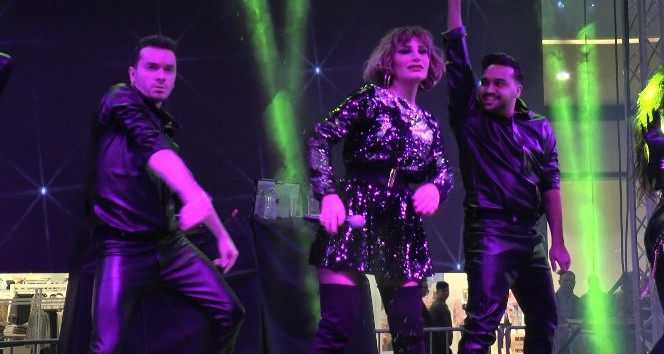 İrem Derici Kocaeli’de hayranlarını coşturdu