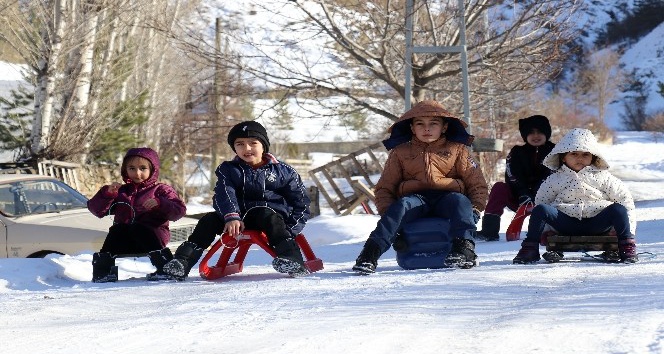 Önce kızakla kayıyorlar, sonra kuşlar aç kalmasın diye yemlik yapıyorlar