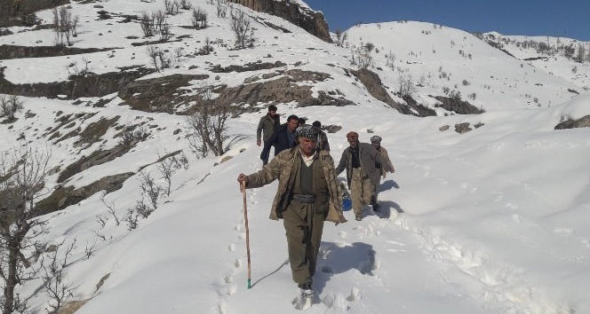 Köy yolu kardan kapalı olunca hasta plastik bidon ve sedye ile ambulansa taşındı