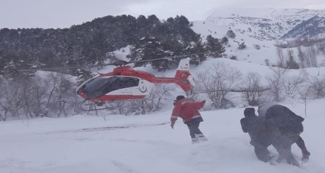 Ambulans helikopter karlı bölgedeki hasta için havalandı