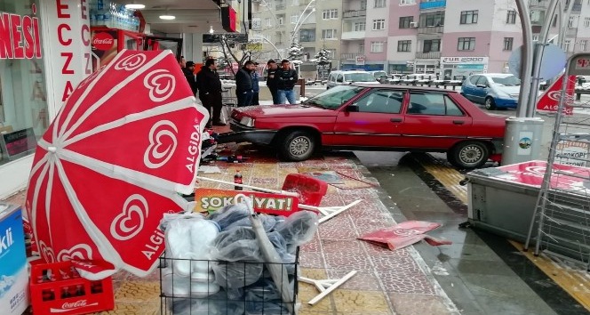 Tokat’ta otomobilin iş yerine çarpması güvenlik kamerasına yansıdı