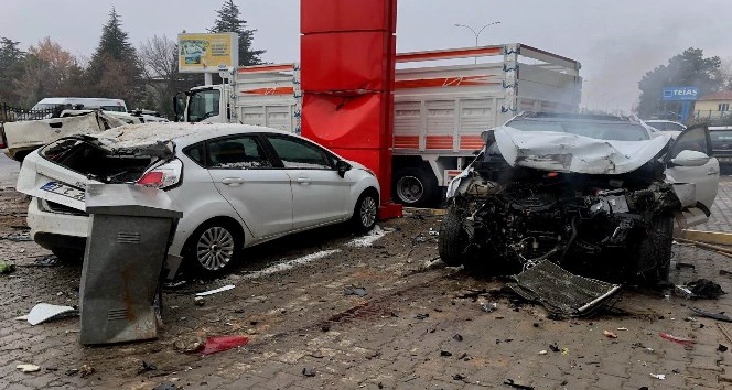 Aşırı süratli otomobil 3 araca çarptı