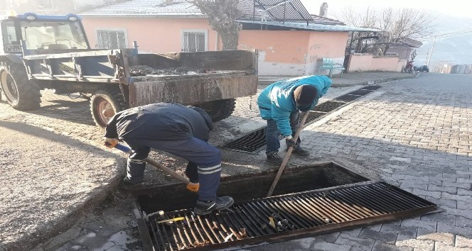 MASKİ’den Demirci’nin mahallelerinde ızgara temizliği
