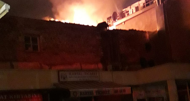 İzmir Kemeraltı’nda çıkan yangın paniğe neden oldu