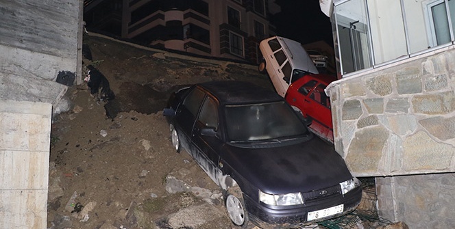 İstinat duvarı çöktü, 4 araç apartman bahçesine düştü
