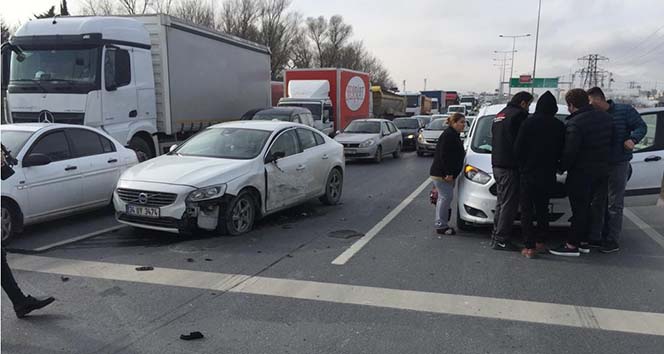 Sultangazi’de kaza üstüne kaza: Kilometrelerce araç kuyruğu oluştu
