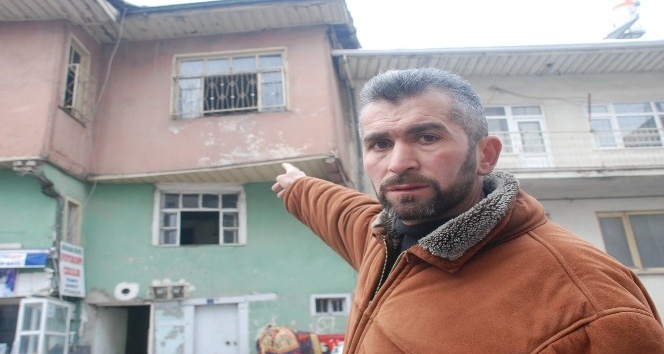 Çocukların yanan evden kurtarılışı güvenlik kamerasına yansıdı