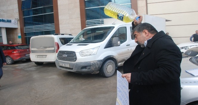 Üzerine benzin döktü kendini yakmaya kalktı