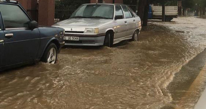 İzmir’de sağanak yağış hayatı olumsuz etkiledi !