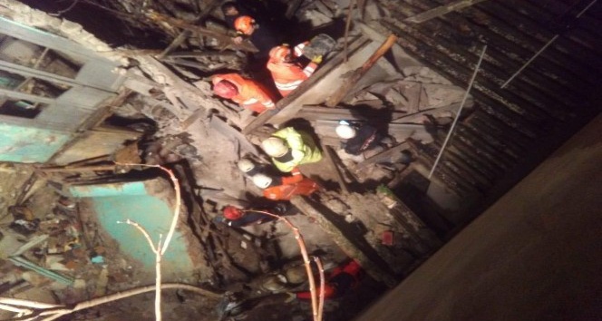İzmir’in Konak ilçesinde çöken metruk binada saatlerdir süren arama kurtarma çalışmaları sonucunda ekipler 1 kişinin cesedine ulaştı. Göçük altında kalan kişinin 60 yaşındaki İbrahim Yardım olduğu bildirildi.