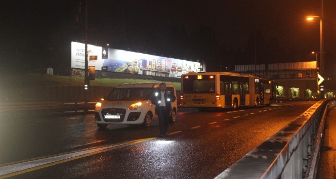 Metrobüs yoluna giren şahsa, metrobüs çarptı: 1 yaralı