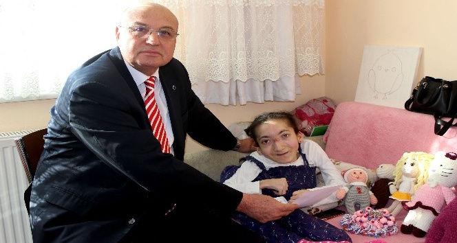 Engelli genç kızın yeni kimlik kartı sevinci