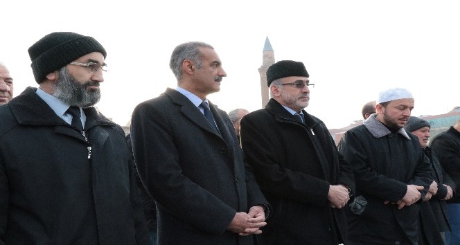 Öğrenci ve velilerden oluşan kafile umreye gitti