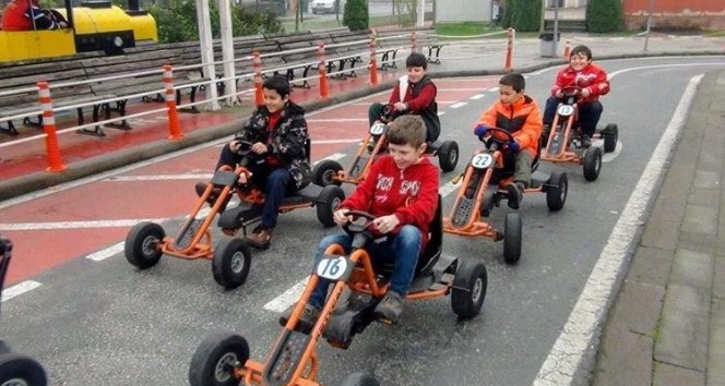 Öğrenciler yarıyıl tatilinin keyfini Serdivan Trafik Park’ta çıkarıyor
