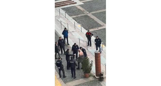 İŞKUR’a kızan vatandaş Valilik önünde taşkınlık çıkardı