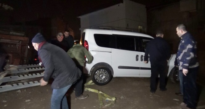 Hafif ticari araç yamaçta asılı kaldı, mahalleli seferber oldu
