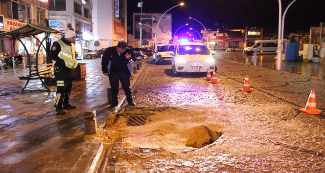 Karaman’ın en işlek caddesinde yol çöktü