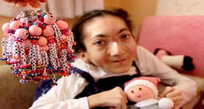 Yüzde 95 bedensel engelli Esin sergi açmaya hazırlanıyor