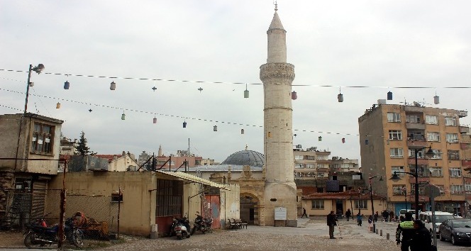 Roketli saldırının hedefi olan cami ibadete açıldı