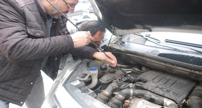 Tam kontağı çevirecekken duyduğu sesle irkildi