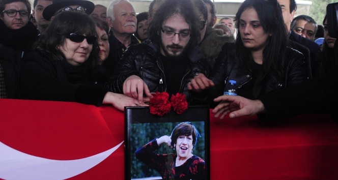 Usta oyuncu Ayşen Gruda son yolculuğuna uğurlandı!