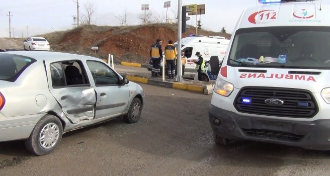 Otomobil, hasta taşıyan ambulansa çarptı: 1 çocuk yaralandı