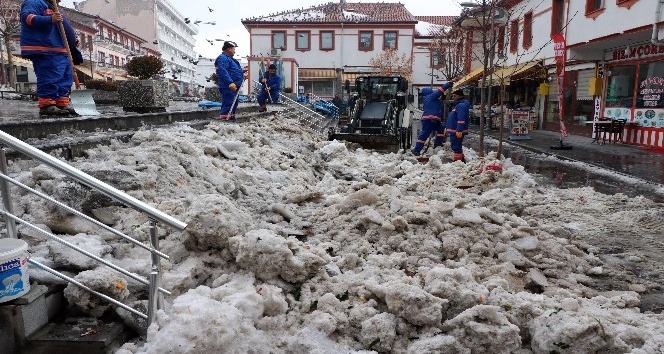 Belediye ekipleri kar ve buz temizleme çalışması yaptı