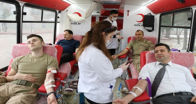 Soğuk havada kan stokları azalınca, jandarmadan destek geldi
