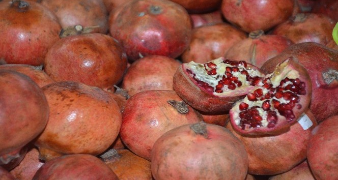 Cennet meyvesi yerli nar 3 TL’den alıcısını bekliyor