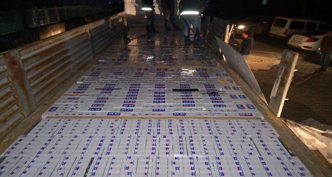 Çekici üzerindeki araçtan 16 bin 320 paket kaçak sigara çıktı