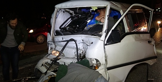 Feci kaza: Sürücü direksiyonda sıkıştı