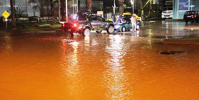 Bodrum’da dereler taştı, ağaçlar devrildi, araçlar yolda kaldı