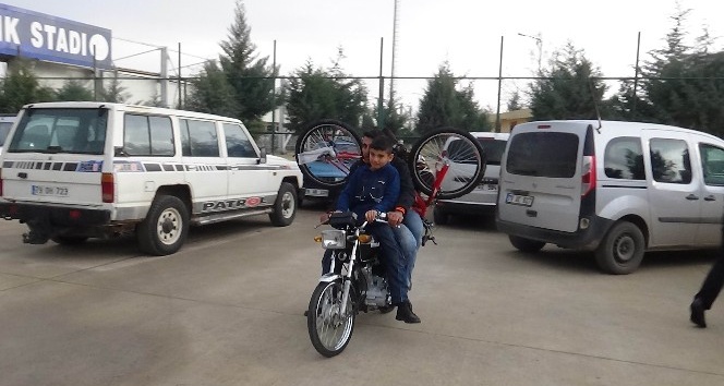 Bisikletler motosikletlerle taşındı