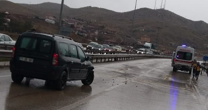 Vakaya giden ambulansa otomobil çarptı: 1 yaralı