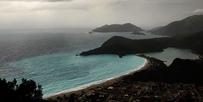 Ölüdeniz, turkuaz rengi ve dev dalgalarıyla ilgi çekiyor
