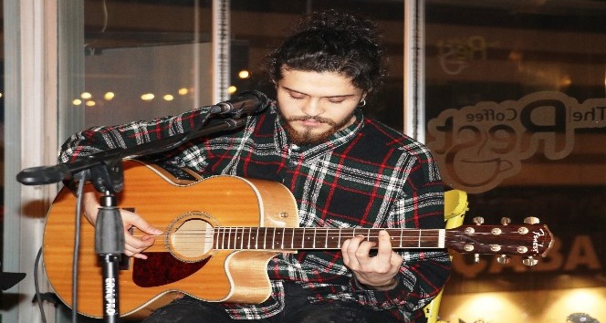 Van’da Emre Sertkaya konserine yoğun ilgi