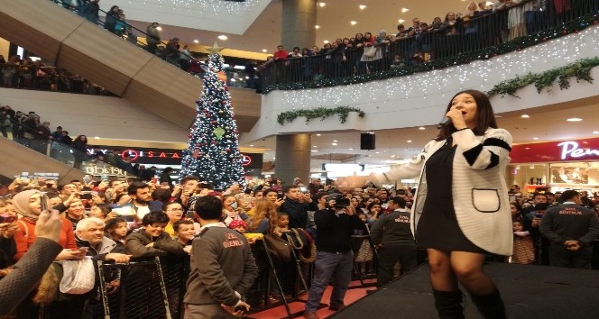 Tuğçe Kandemir İzmirli hayranlarıyla buluştu