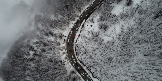 Kartepe’ye akın eden tatilciler kuyruk oluşturdu