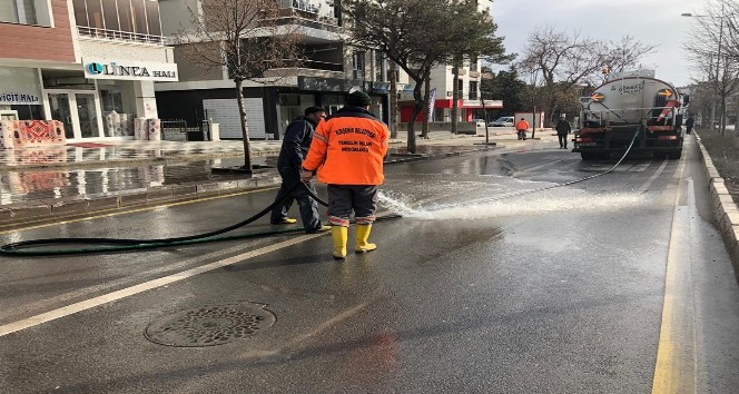 Kar ve kumlama çalışması ardından ana caddeler suyla yıkandı